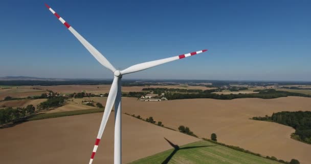 Molino de viento trabajando en el campo — Vídeos de Stock