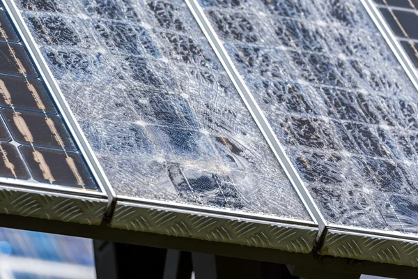 Destruidos paneles solares modernos — Foto de Stock