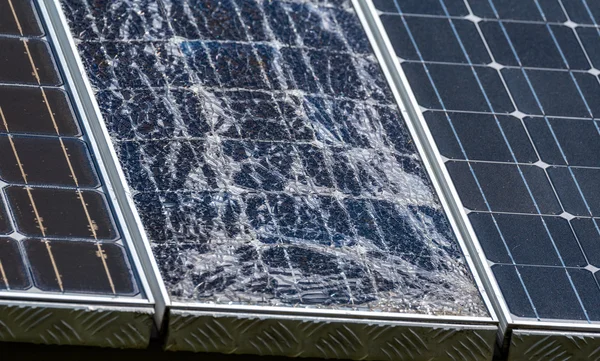 Destruidos paneles solares modernos —  Fotos de Stock