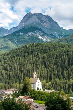 Alp dağlarında küçük kilise