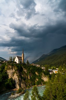 Alp dağlarında küçük kilise
