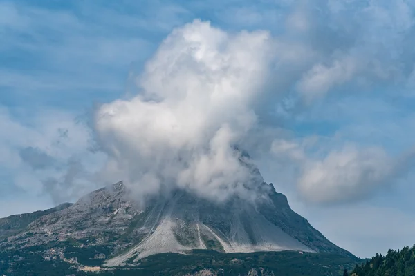 Besneeuwde bergtop in Bergen — Stockfoto