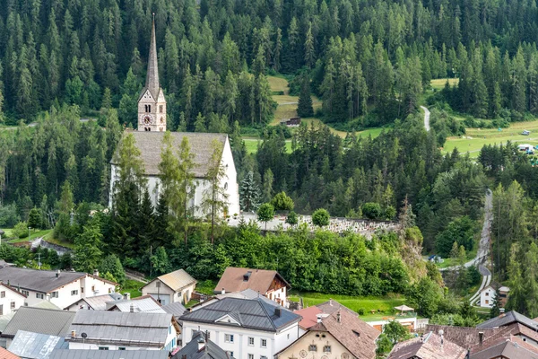 Piccola chiesa in montagna Alpi — Foto Stock