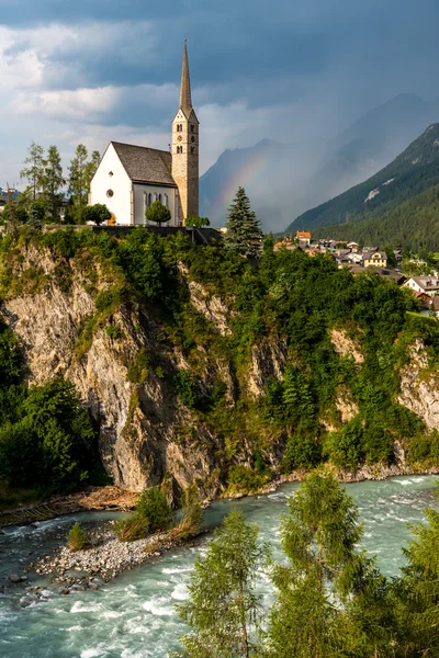 Piccola chiesa in montagna Alpi — Foto Stock