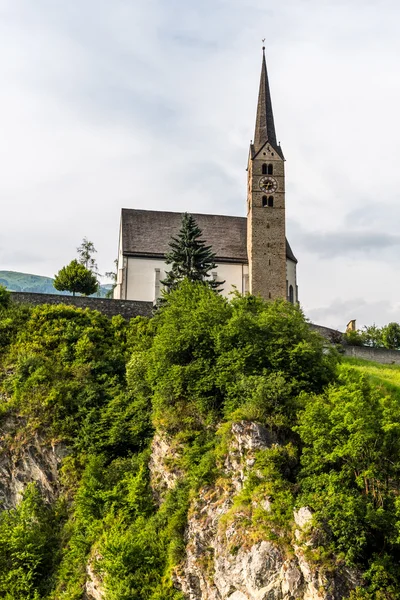 Mały kościół w górach Alp — Zdjęcie stockowe