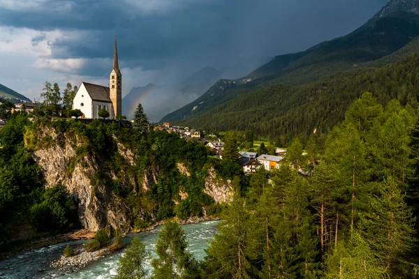 Маленькая церковь в горах Альп — стоковое фото