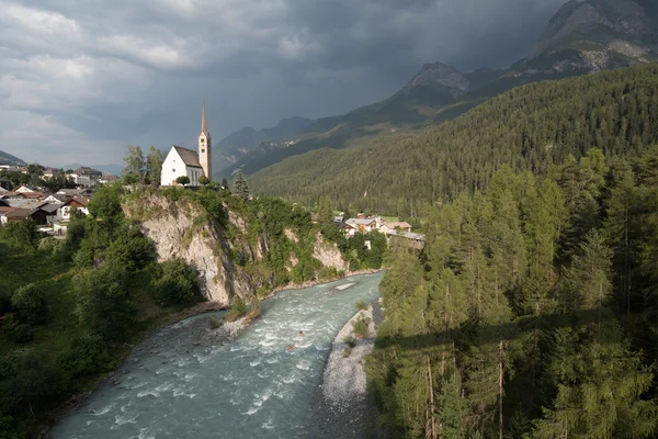 Kleine Kirche in den Alpen — Stockfoto