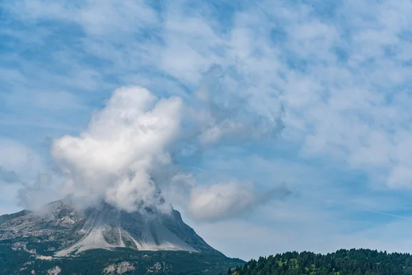 Pico nevado nas montanhas — Fotografia de Stock