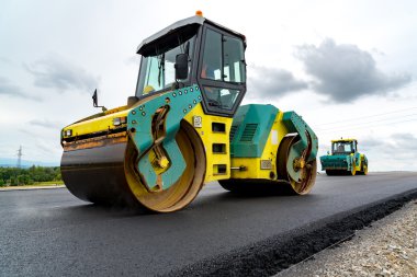 İnşaat sitesinde çalışan yol silindiri