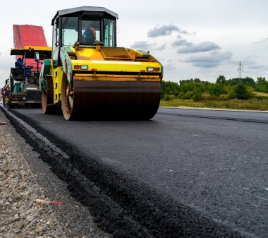 İnşaat sitesinde çalışan yol silindirleri