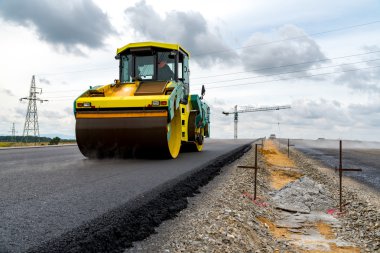 İnşaat sitesinde çalışan yol silindirleri