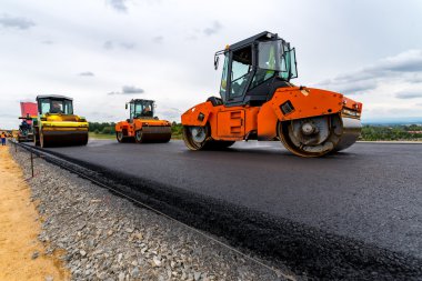İnşaat sitesinde çalışan yol silindirleri