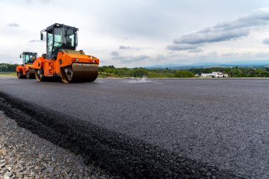 İnşaat sitesinde çalışan yol silindirleri