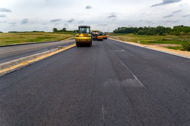 İnşaat sitesinde çalışan yol silindirleri
