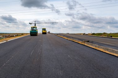İnşaat sitesinde çalışan yol silindirleri