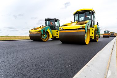İnşaat sitesinde çalışan yol silindirleri