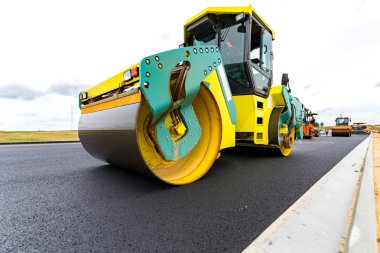 İnşaat sitesinde çalışan yol silindiri