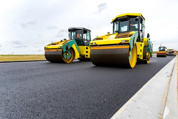 Wegwalsen werken op de bouwplaats — Stockfoto