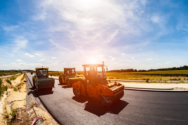 Rodillos de carretera que trabajan en la obra — Foto de Stock