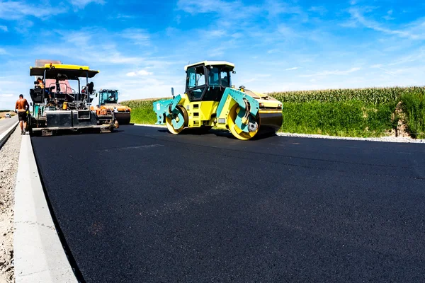 Rodillos de carretera que trabajan en la obra — Foto de Stock