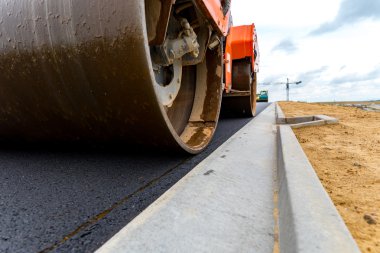 İnşaat sitesinde çalışan yol silindiri