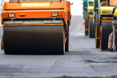 İnşaat sitesinde çalışan yol silindirleri