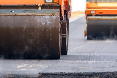 İnşaat sitesinde çalışan yol silindiri