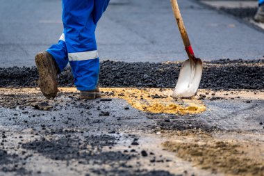 İşçi ve asphalting makineleri