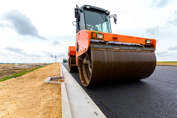 Rullo stradale che lavora sul cantiere — Foto Stock