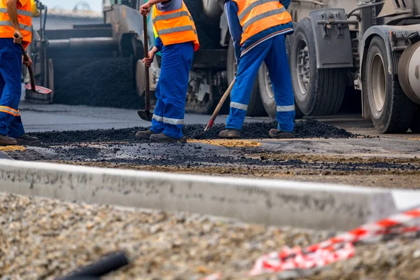 Gli operai e le macchine asfaltatrici — Foto Stock