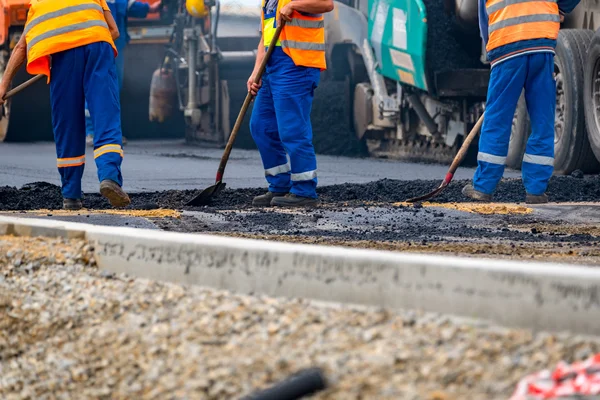 Los trabajadores y las máquinas de asfaltar — Foto de Stock
