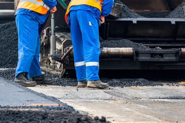 Los trabajadores y las máquinas de asfaltar — Foto de Stock
