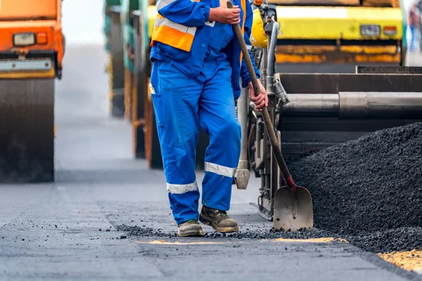 Los trabajadores y las máquinas de asfaltar — Foto de Stock