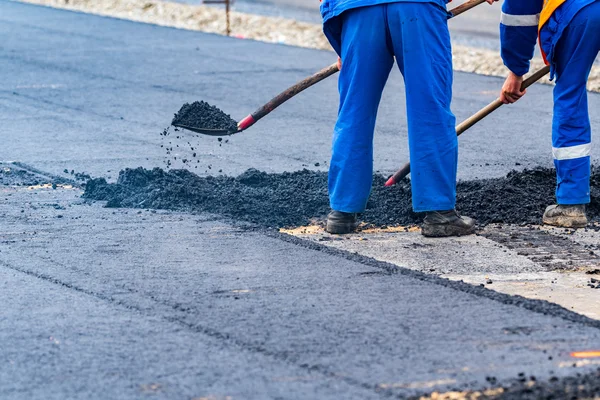 Los trabajadores y las máquinas de asfaltar — Foto de Stock