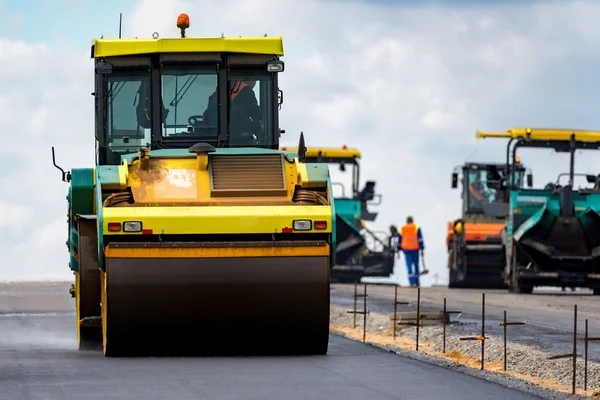 Rulli stradali che lavorano sul cantiere — Foto Stock