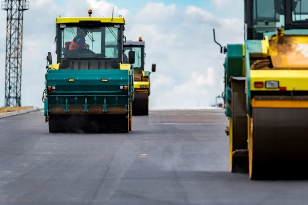 Rodillos de carretera que trabajan en la obra — Foto de Stock