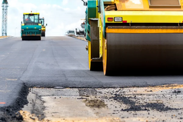 Rodillos de carretera que trabajan en la obra — Foto de Stock