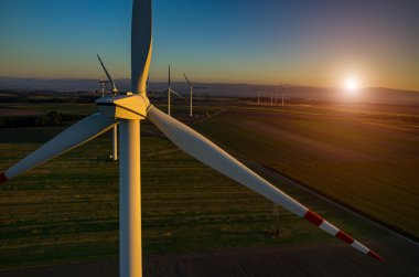 Günbatımı yel değirmenleri yukarıda