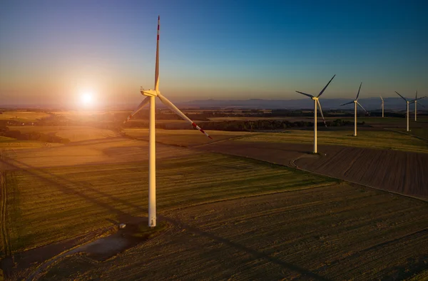 Puesta de sol sobre los molinos de viento — Foto de Stock