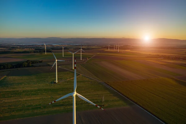 Puesta de sol sobre los molinos de viento — Foto de Stock