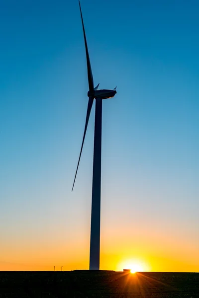 Pôr do sol acima do moinho de vento no campo — Fotografia de Stock