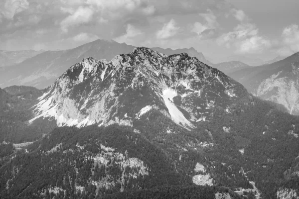 Montaña monocromo — Foto de Stock