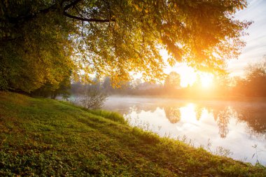 günbatımı üzerinde gölet