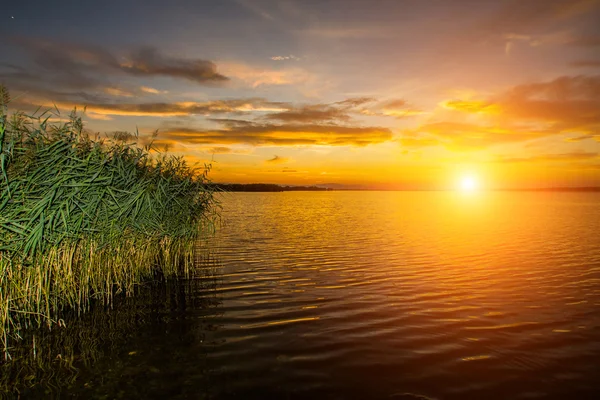 Solnedgång över sjön — Stockfoto