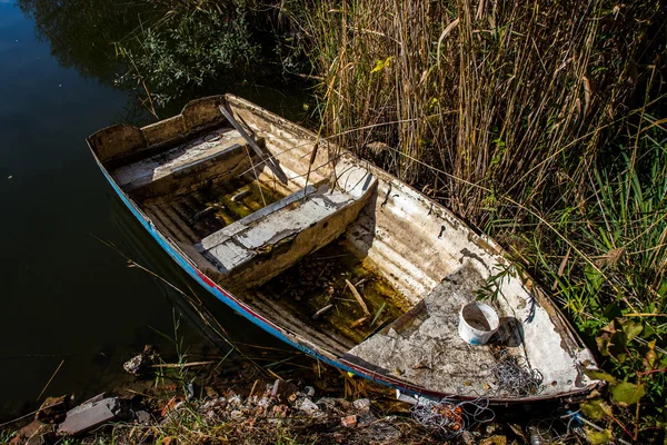 Destroyed boat — Stock Photo, Image