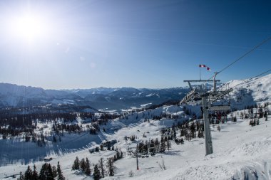 Günbatımı üzerinde kayak istasyonu