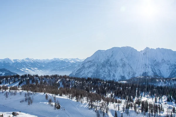 Zonsondergang over skistation — Stockfoto