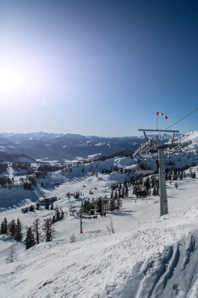 Günbatımı üzerinde kayak istasyonu