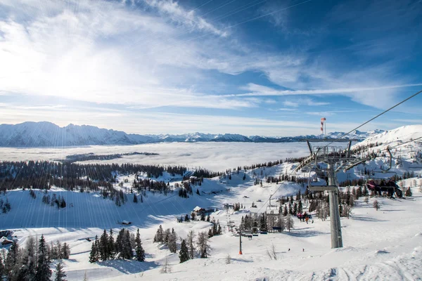 Puesta de sol sobre estación de esquí — Foto de Stock