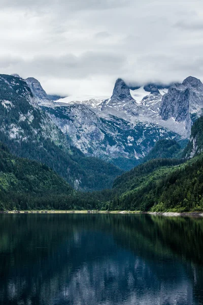 Pohled na jezero a hory — Stock fotografie